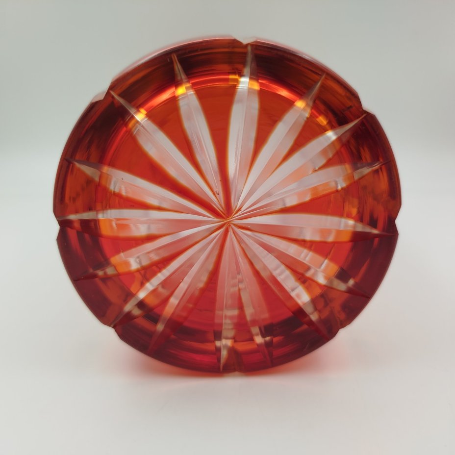 Ваза для цветов "Подарочная" красного оттенка с геометрическим декором (большая), автор Новиков А.И., стекло, нацвет, алмазная грань, Стекольный завод «Красный май», СССР, 1970-1990 гг.