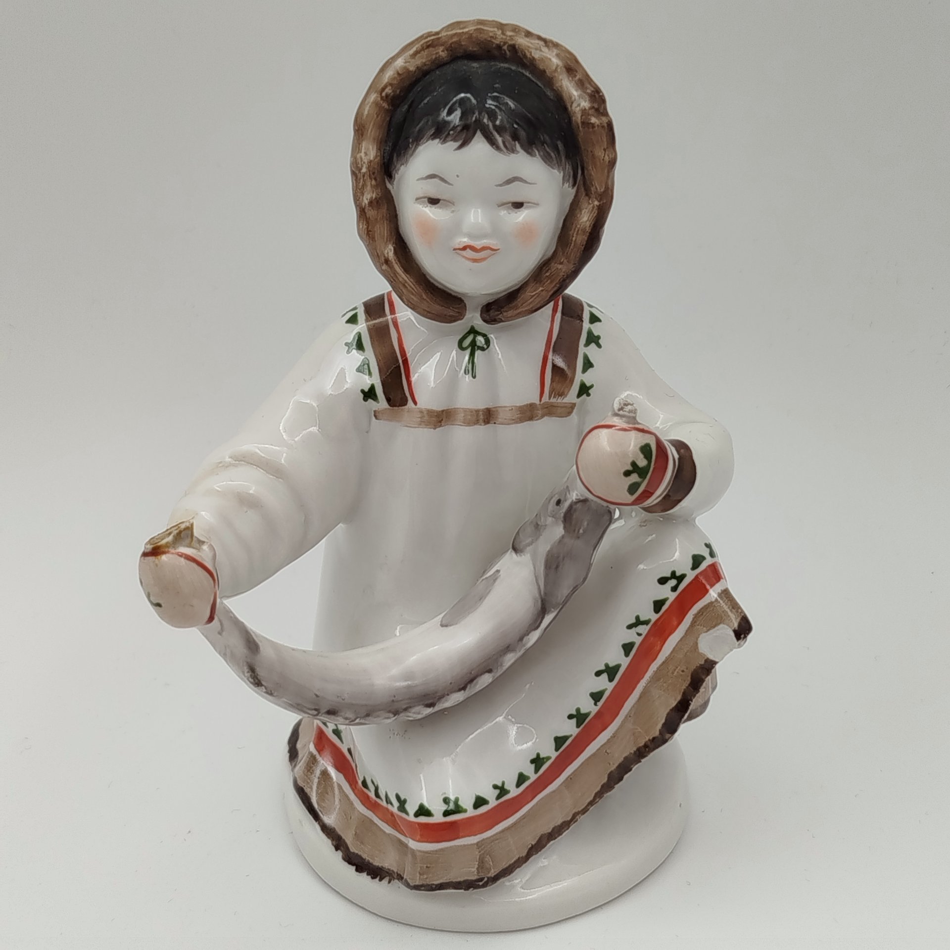 Статуэтка "Девочка-якутка с севрюгой"