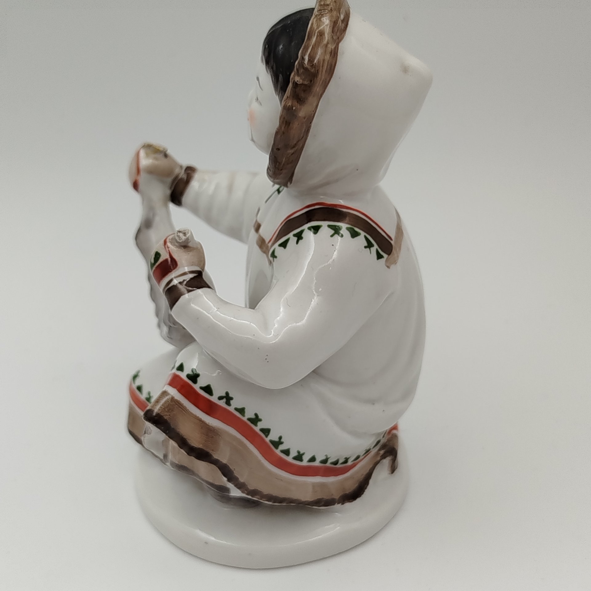 Статуэтка "Девочка-якутка с севрюгой"