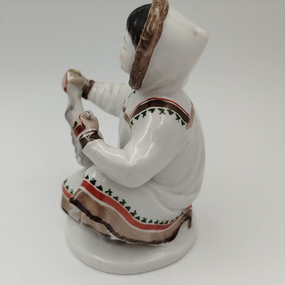 Статуэтка "Девочка-якутка с севрюгой"