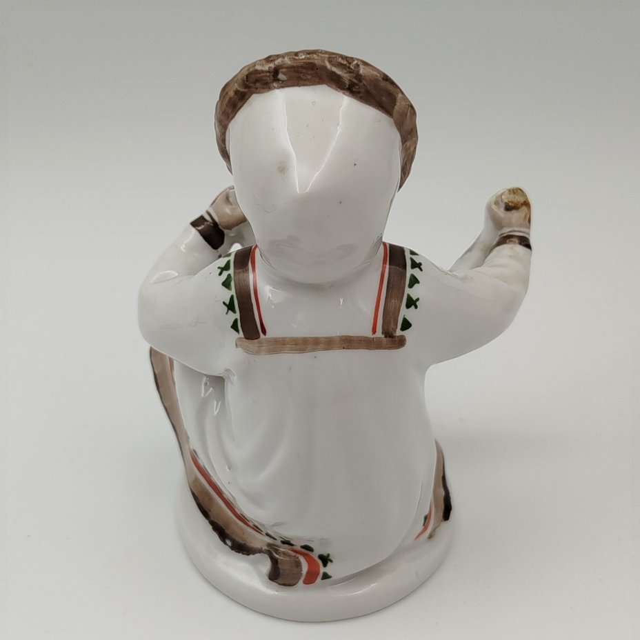 Статуэтка "Девочка-якутка с севрюгой"