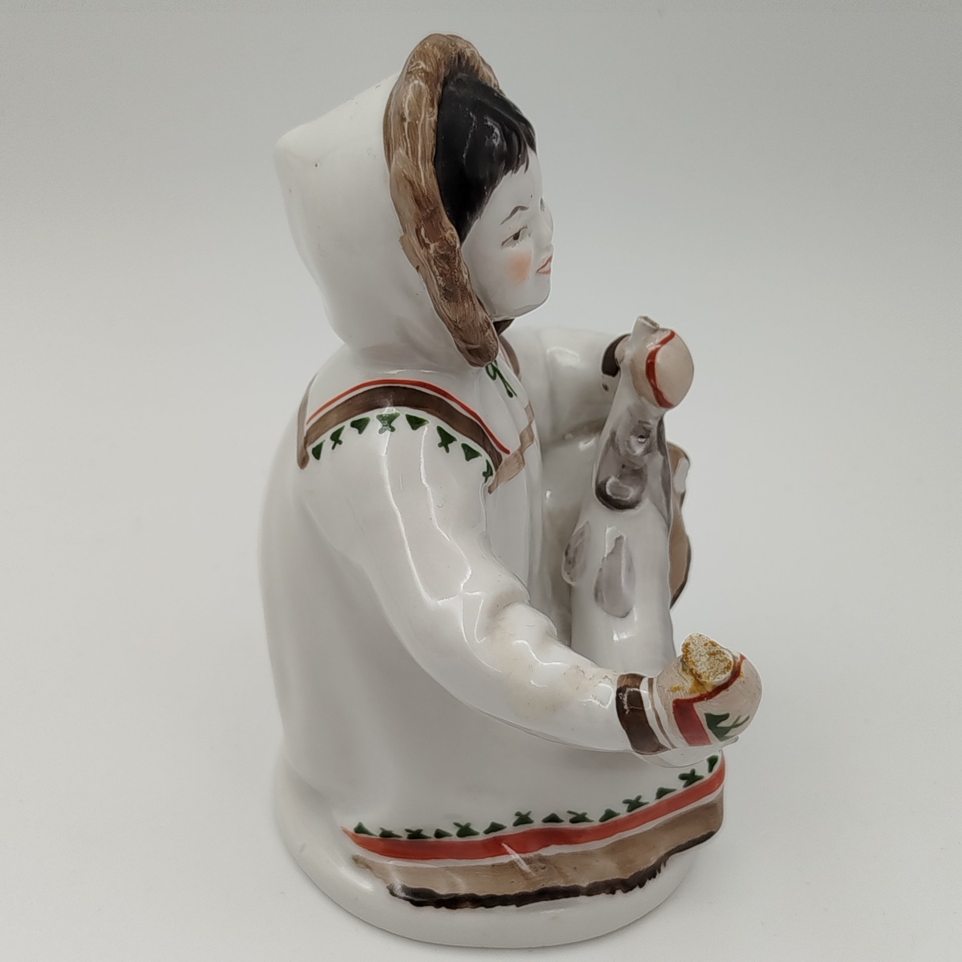 Статуэтка "Девочка-якутка с севрюгой"