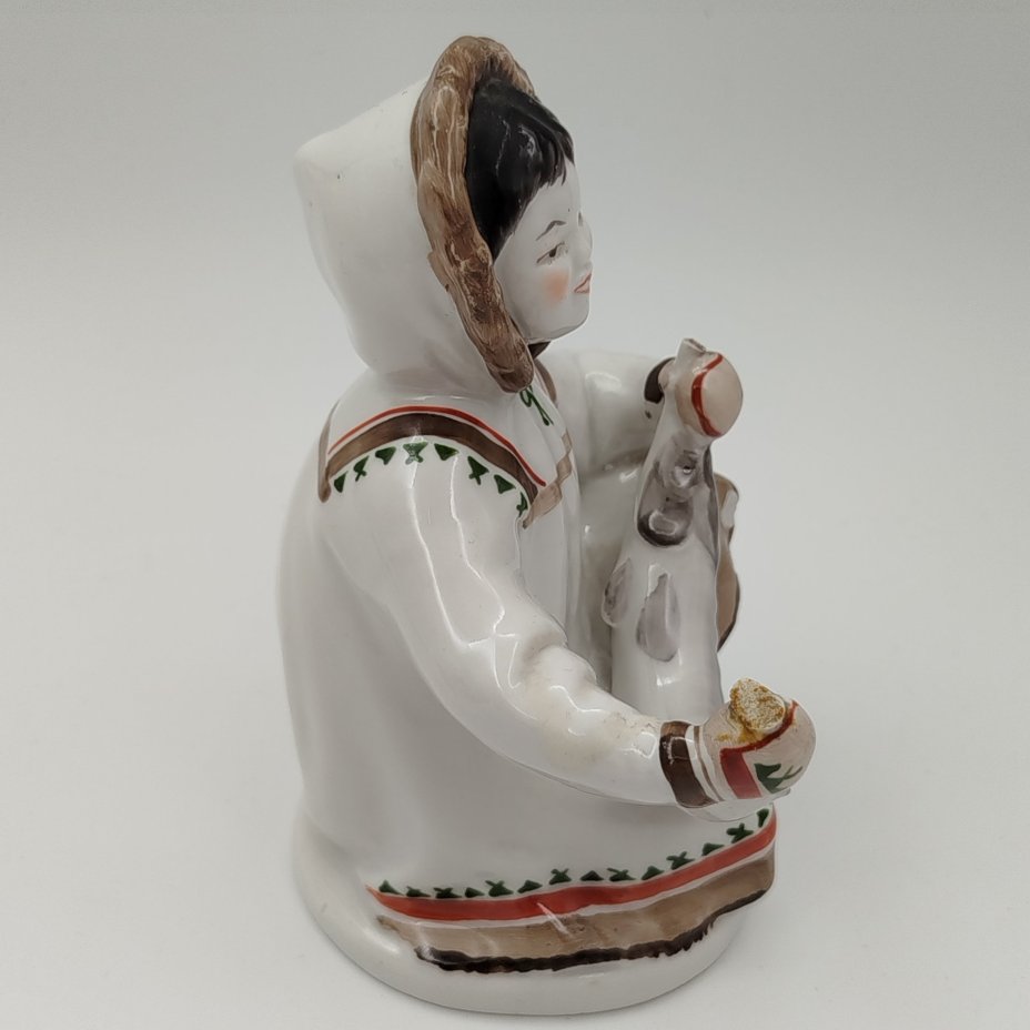 Статуэтка "Девочка-якутка с севрюгой"