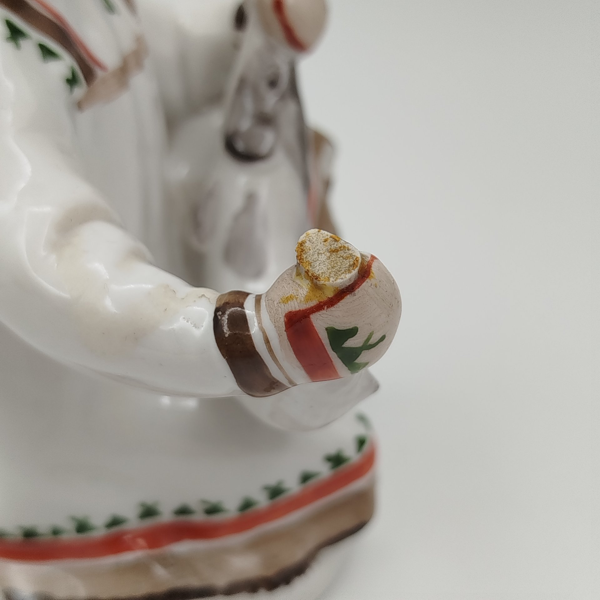 Статуэтка "Девочка-якутка с севрюгой"