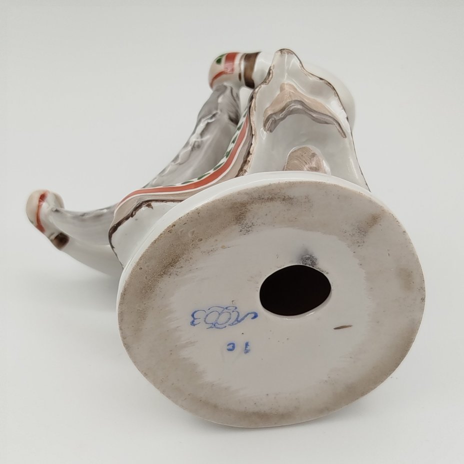 Статуэтка "Девочка-якутка с севрюгой"