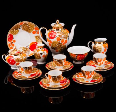 Сервиз кофейный "Щедрая осень" на 5 персон (21 предмет), автор рисунка Н.Б. Гусева, автор формы С.Е. Яковлева, фарфор, роспись, золочение, Ленинградский фарфоровый завод (ЛФЗ), СССР, 1960-1970 гг.