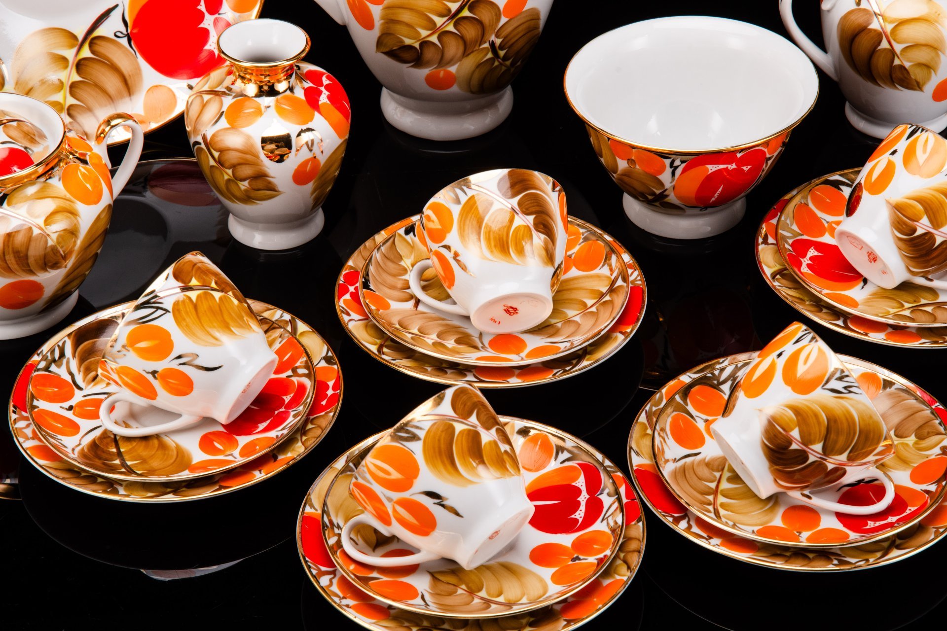 Сервиз кофейный "Щедрая осень" на 5 персон (21 предмет), автор рисунка Н.Б. Гусева, автор формы С.Е. Яковлева, фарфор, роспись, золочение, Ленинградский фарфоровый завод (ЛФЗ), СССР, 1960-1970 гг.