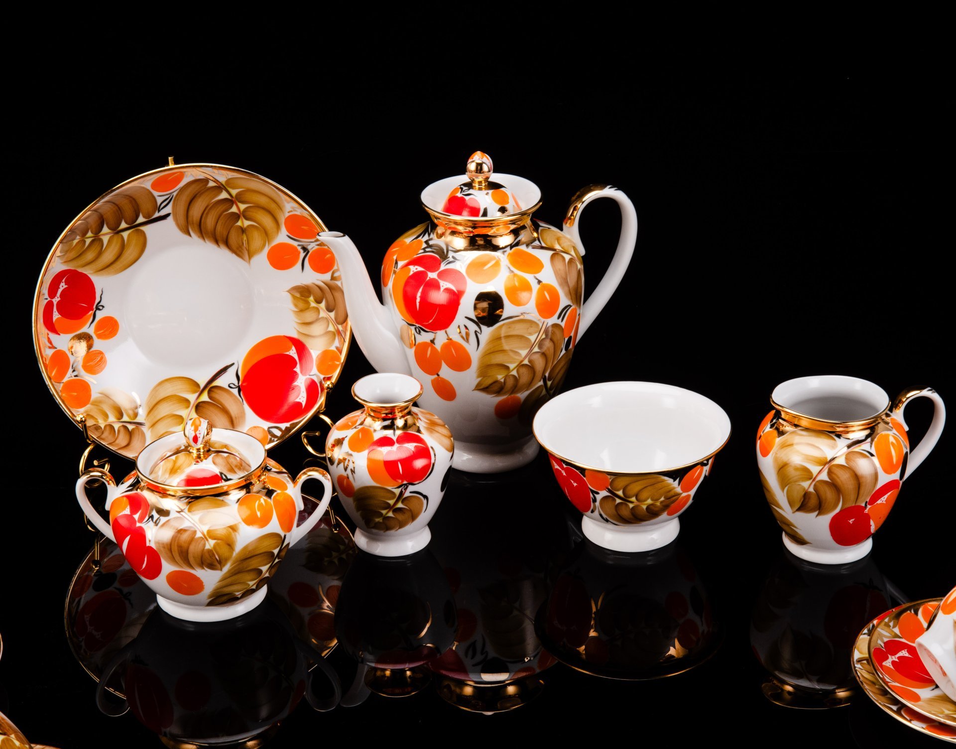 Сервиз кофейный "Щедрая осень" на 5 персон (21 предмет), автор рисунка Н.Б. Гусева, автор формы С.Е. Яковлева, фарфор, роспись, золочение, Ленинградский фарфоровый завод (ЛФЗ), СССР, 1960-1970 гг.