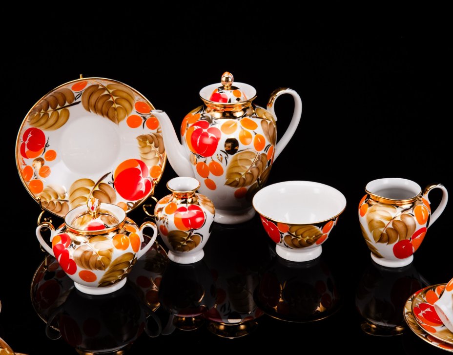 Сервиз кофейный "Щедрая осень" на 5 персон (21 предмет), автор рисунка Н.Б. Гусева, автор формы С.Е. Яковлева, фарфор, роспись, золочение, Ленинградский фарфоровый завод (ЛФЗ), СССР, 1960-1970 гг.