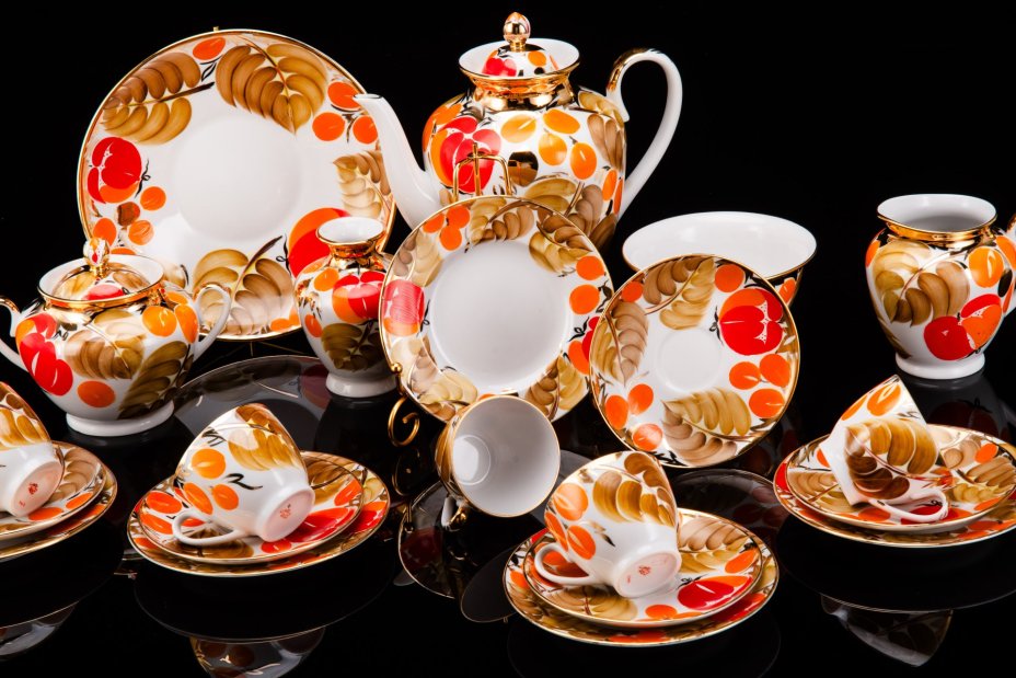 Сервиз кофейный "Щедрая осень" на 5 персон (21 предмет), автор рисунка Н.Б. Гусева, автор формы С.Е. Яковлева, фарфор, роспись, золочение, Ленинградский фарфоровый завод (ЛФЗ), СССР, 1960-1970 гг.
