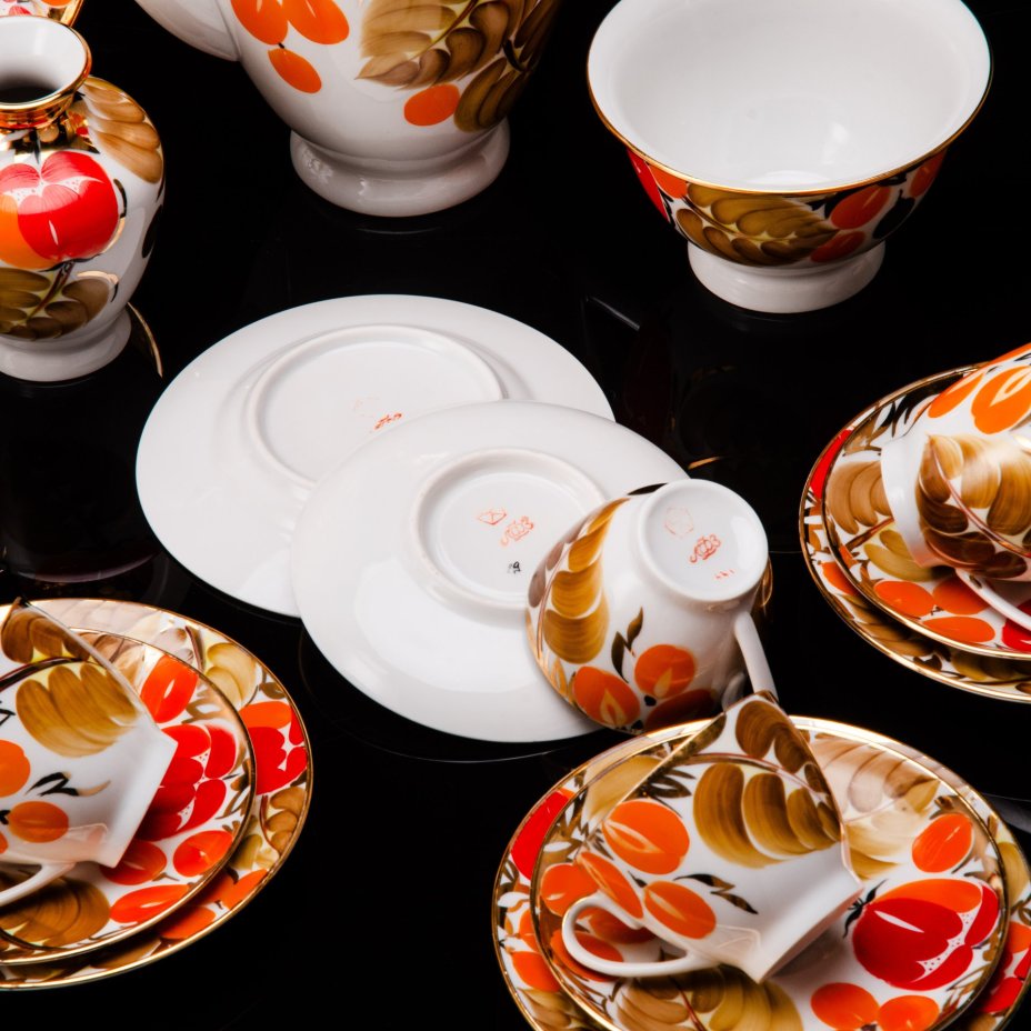 Сервиз кофейный "Щедрая осень" на 5 персон (21 предмет), автор рисунка Н.Б. Гусева, автор формы С.Е. Яковлева, фарфор, роспись, золочение, Ленинградский фарфоровый завод (ЛФЗ), СССР, 1960-1970 гг.