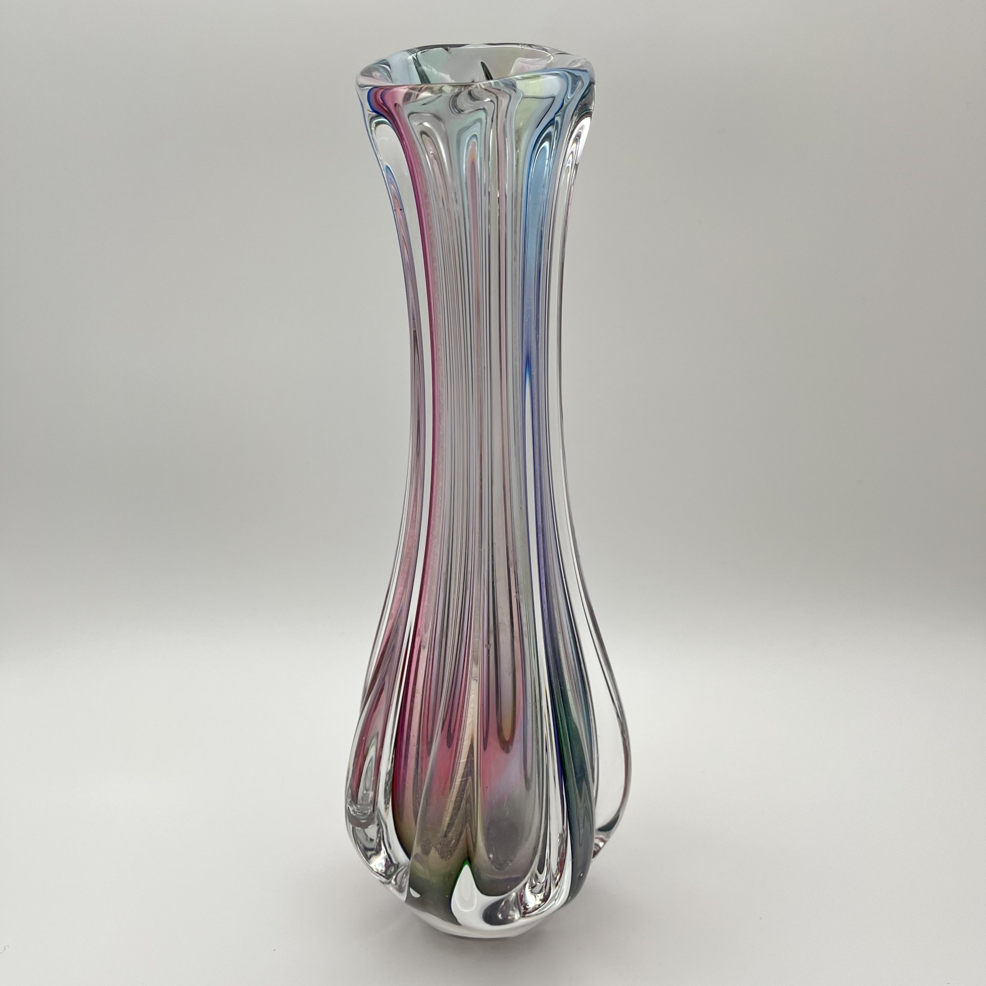 Ваза "Стиляга", автор П.И. Зинченко, стекло, гутная техника, Ленинградский завод художественного стекла (ЛЗХС), СССР, 1970-1990 гг.