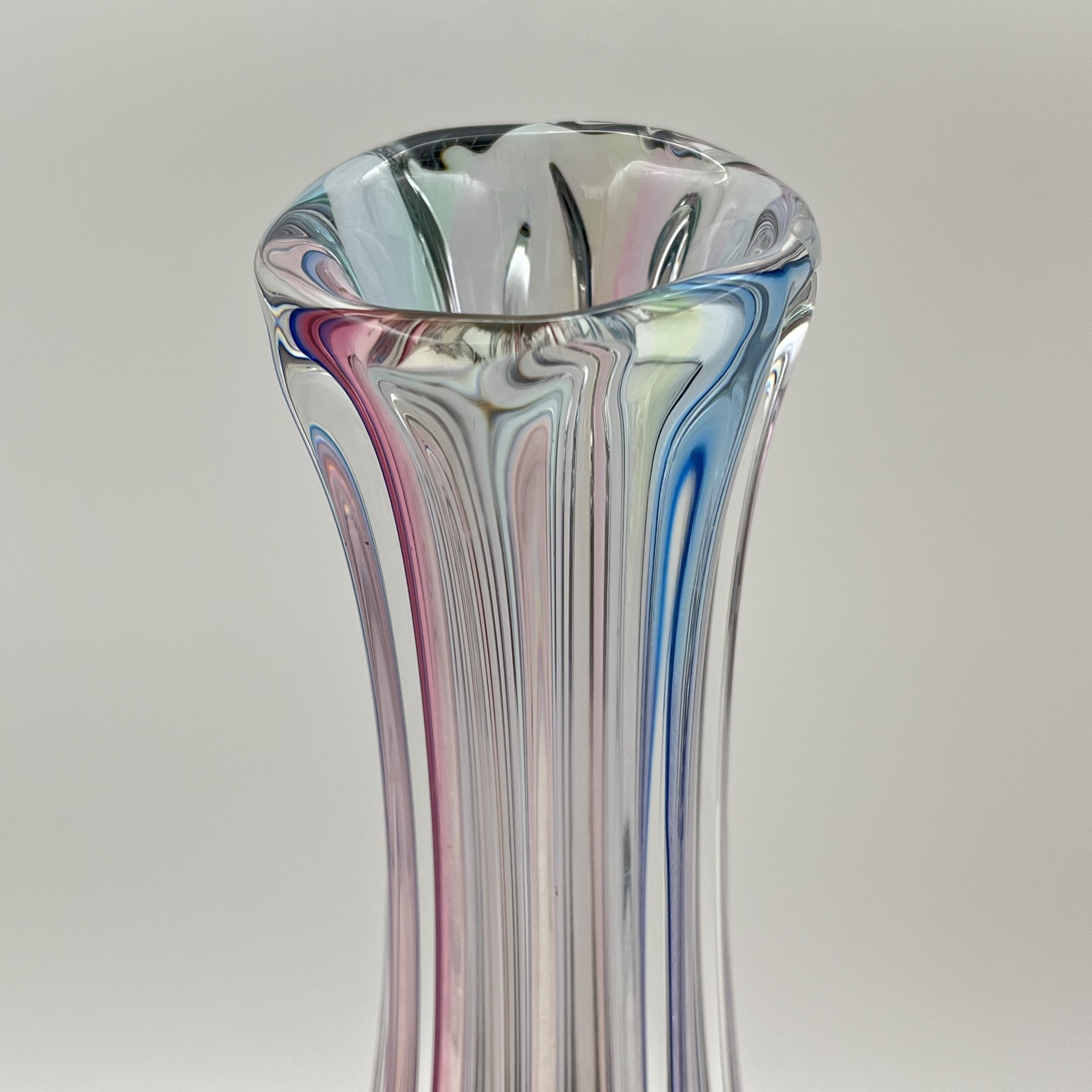 Ваза "Стиляга", автор П.И. Зинченко, стекло, гутная техника, Ленинградский завод художественного стекла (ЛЗХС), СССР, 1970-1990 гг.