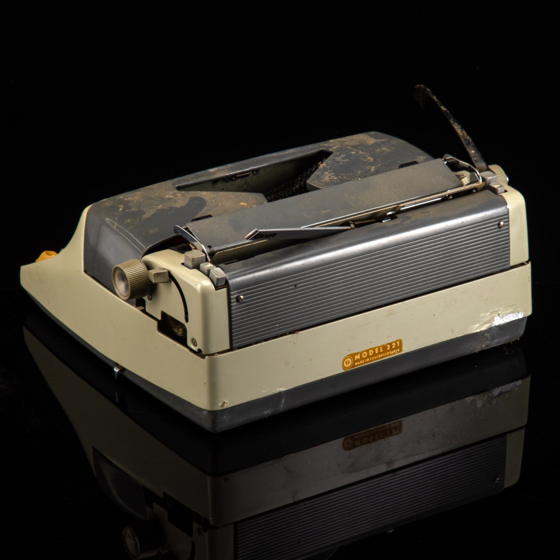Машинка печатная "Consul Model 221" серого цвета в оригинальном кофре