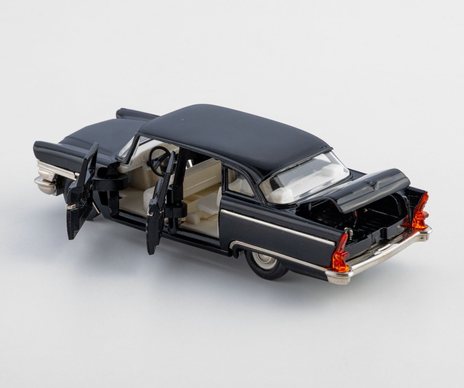 Модель автомобиля ГАЗ-13 "Чайка" № А 15, в родной коробке в масштабе 1:43, Саратовский завод «Тантал»