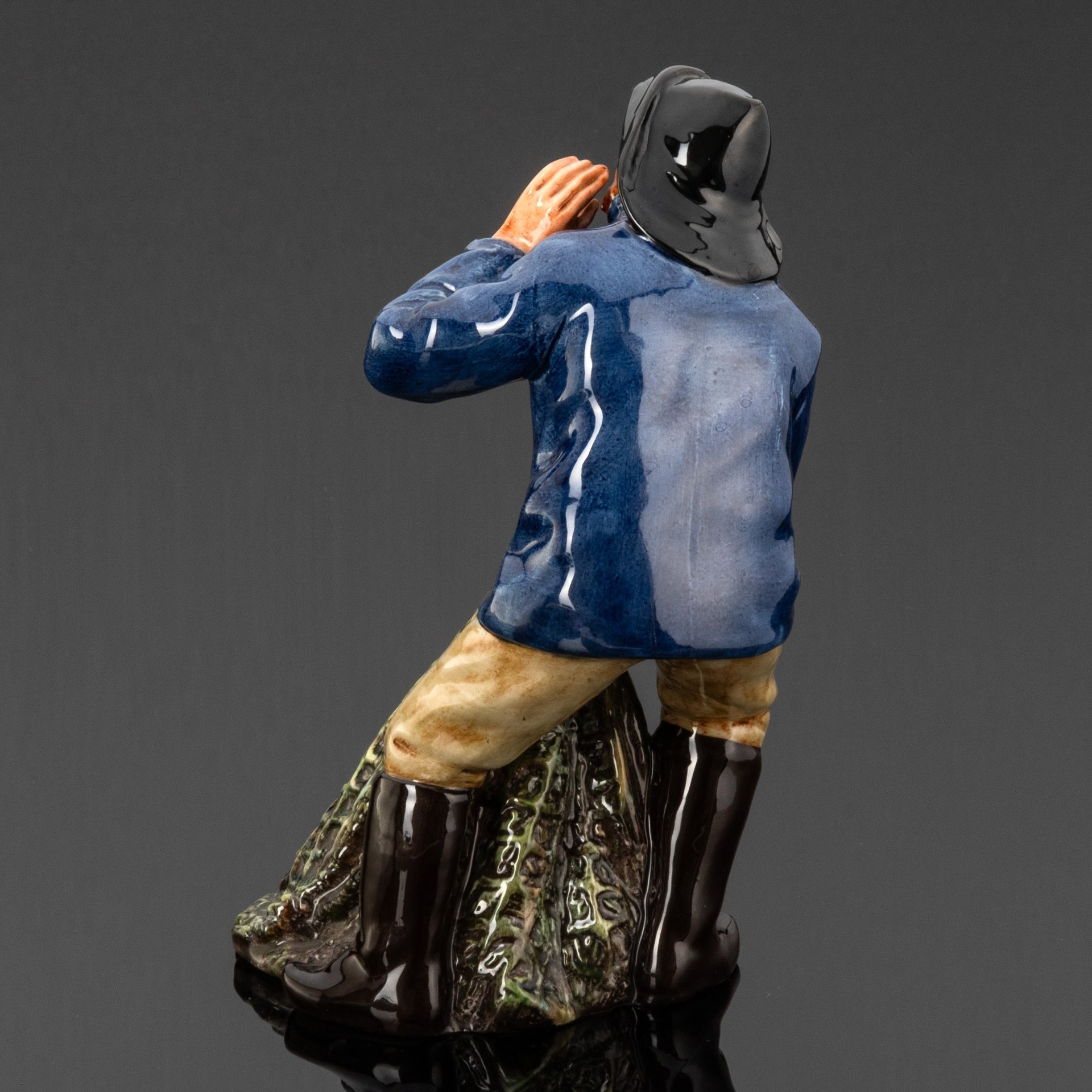 Статуэтка "Морской улов" ("Рыбак с сетью", "Sea Harvest"), скульптор Mary Nicholl, Royal Doulton