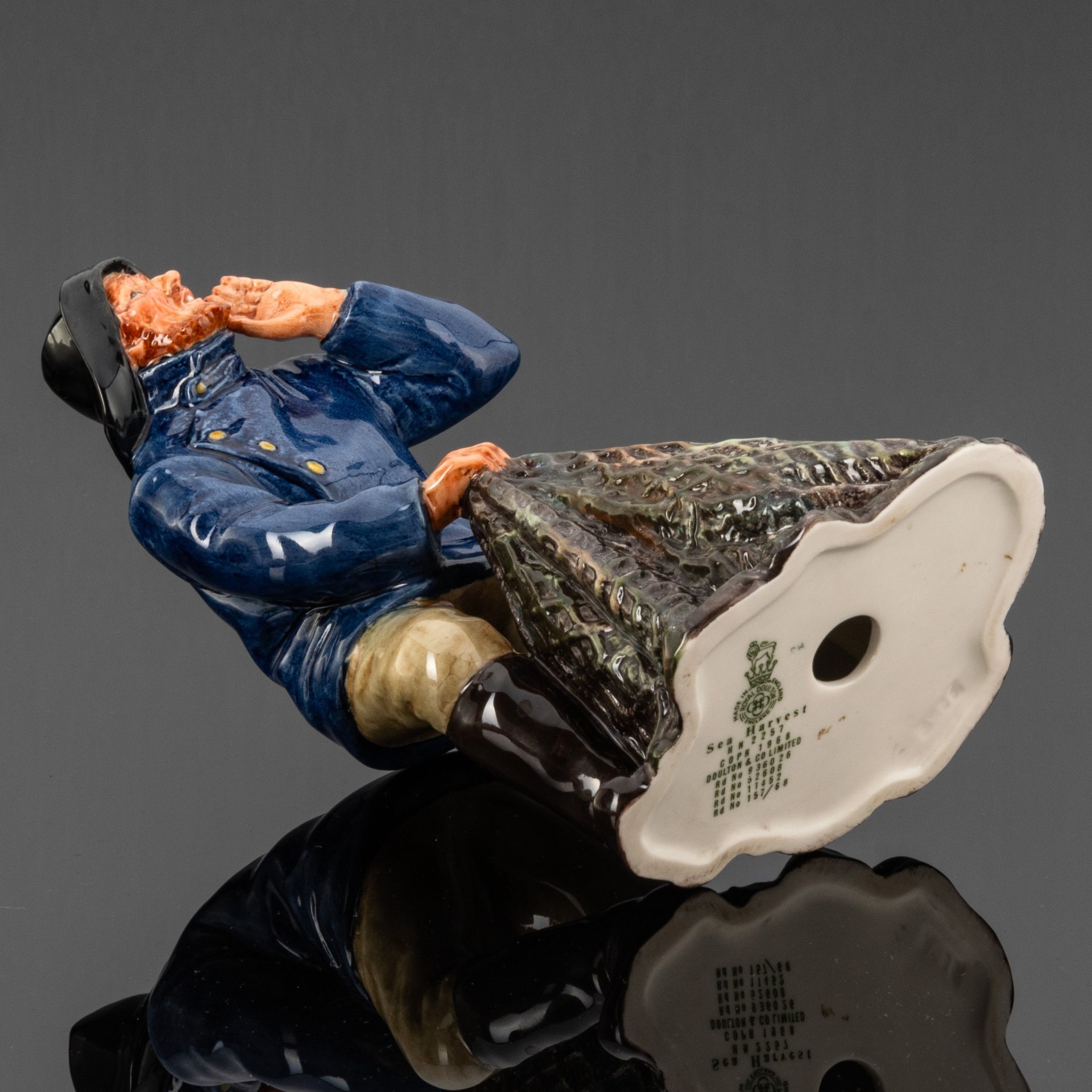 Статуэтка "Морской улов" ("Рыбак с сетью", "Sea Harvest"), скульптор Mary Nicholl, Royal Doulton