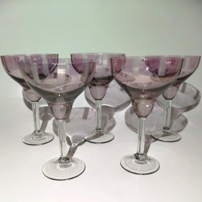 Набор из пяти ликерных рюмок марганцевого оттенка с геометрическим декором, стекло, резьба