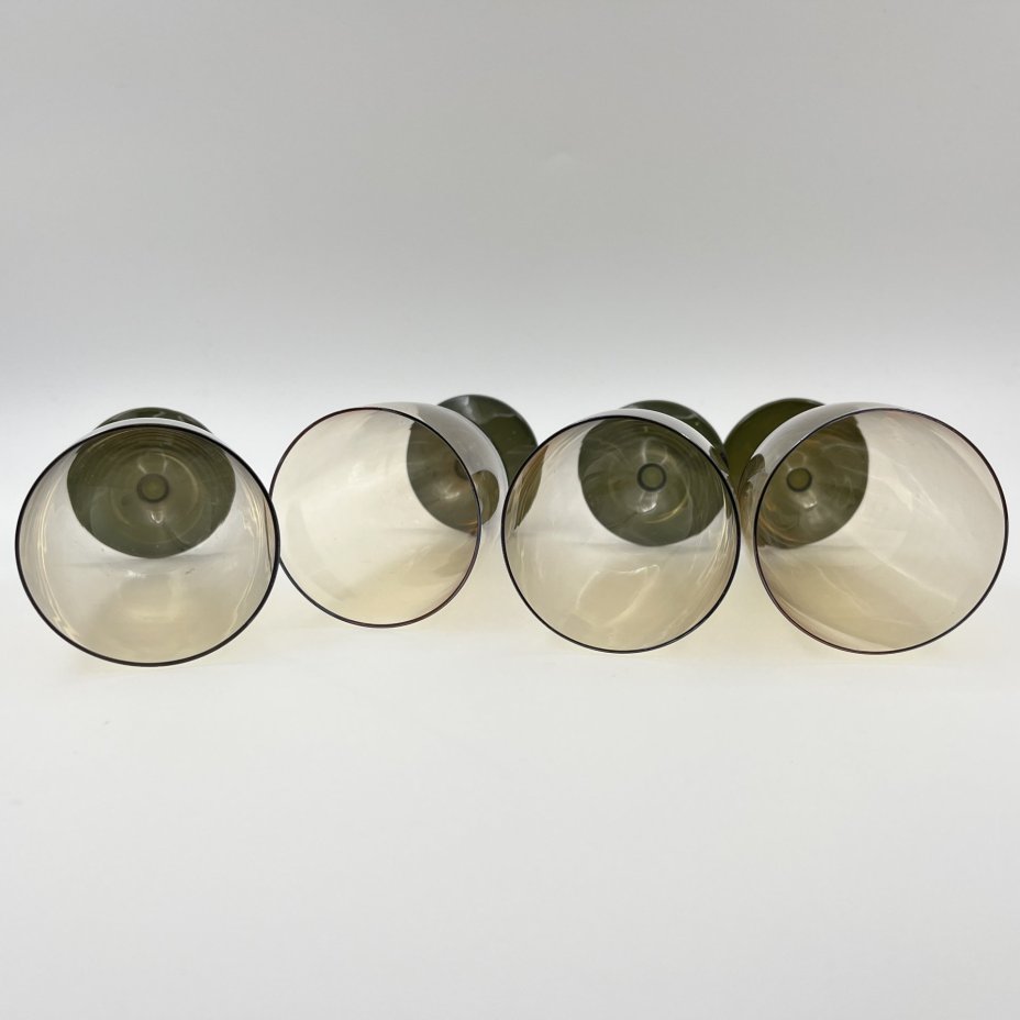 Набор бокалов золотистого цвета на 4 персоны