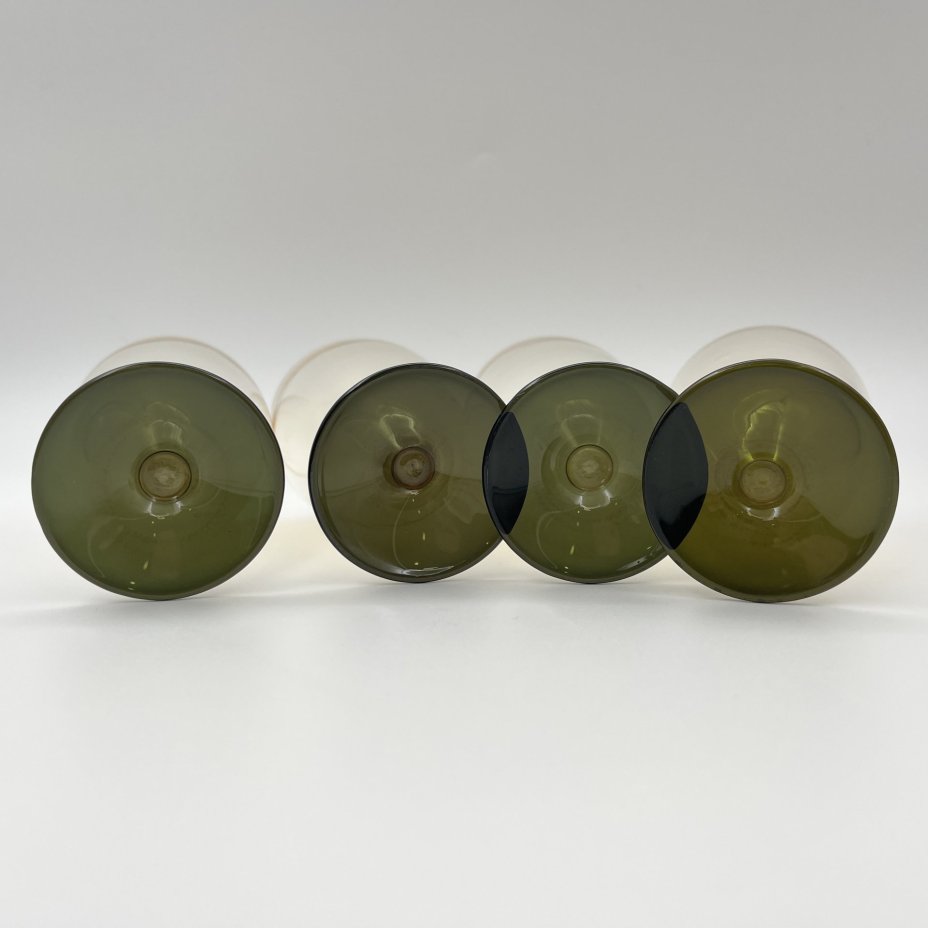 Набор бокалов золотистого цвета на 4 персоны