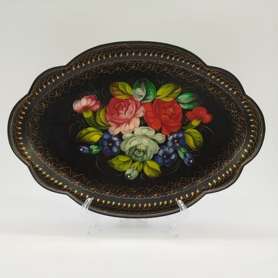 Поднос овальной формы с фигурным краем и цветочным расписным декором, жесть, роспись, лак, золочение, Жостовская фабрика декоративной росписи, СССР, 1970-1990 гг.