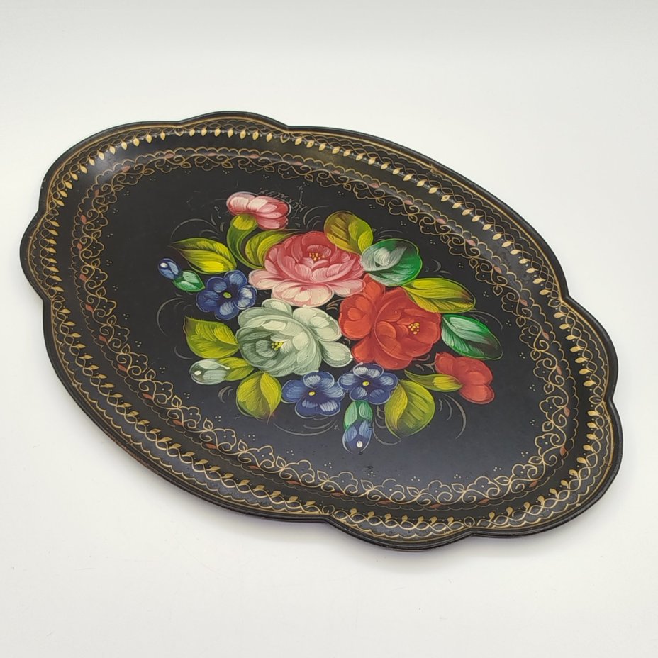 Поднос овальной формы с фигурным краем и цветочным расписным декором, жесть, роспись, лак, золочение, Жостовская фабрика декоративной росписи, СССР, 1970-1990 гг.