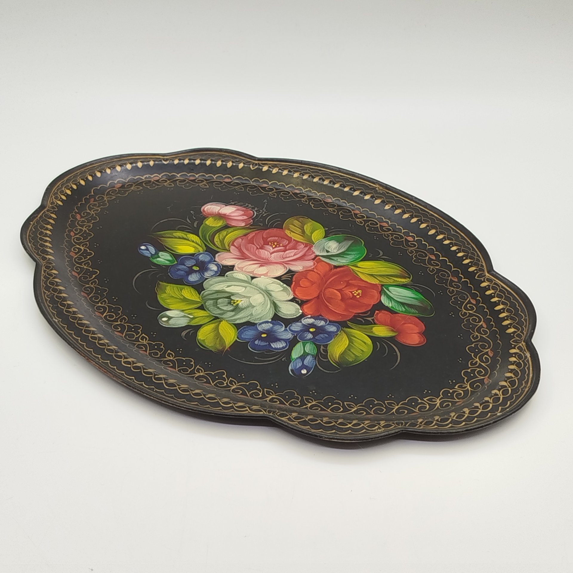 Поднос овальной формы с фигурным краем и цветочным расписным декором, жесть, роспись, лак, золочение, Жостовская фабрика декоративной росписи, СССР, 1970-1990 гг.