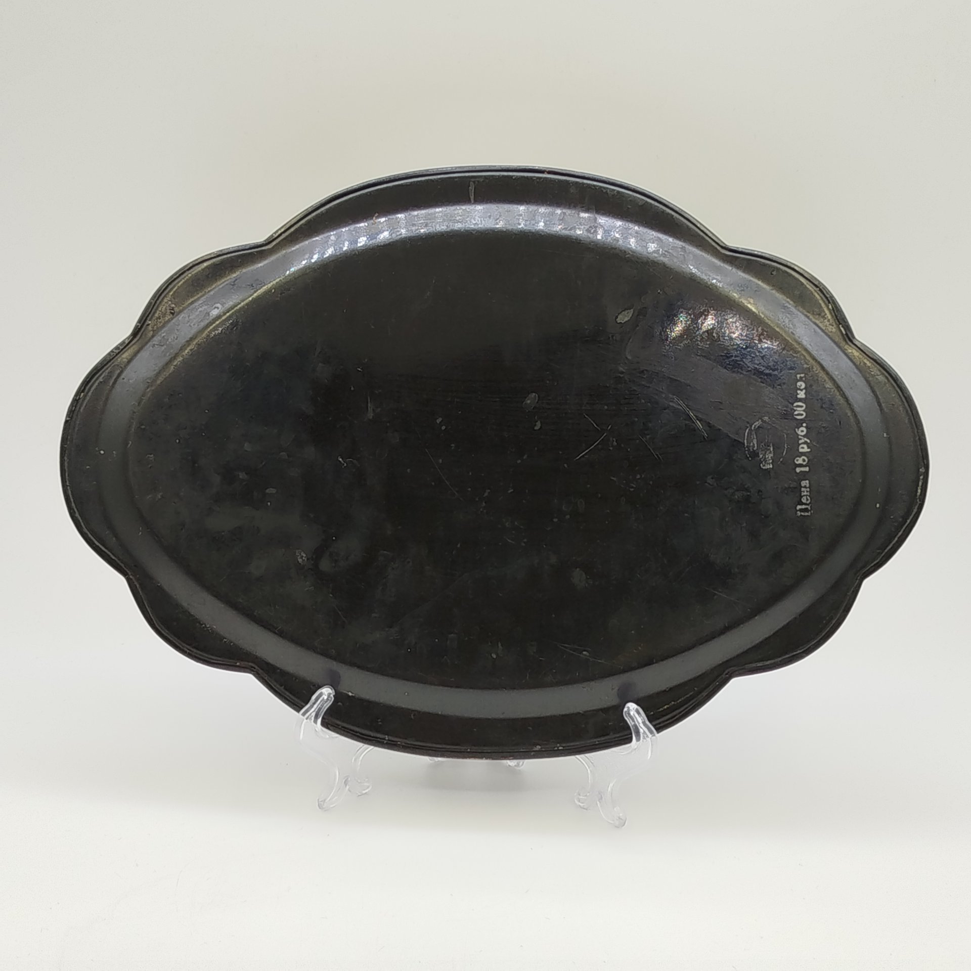 Поднос овальной формы с фигурным краем и цветочным расписным декором, жесть, роспись, лак, золочение, Жостовская фабрика декоративной росписи, СССР, 1970-1990 гг.