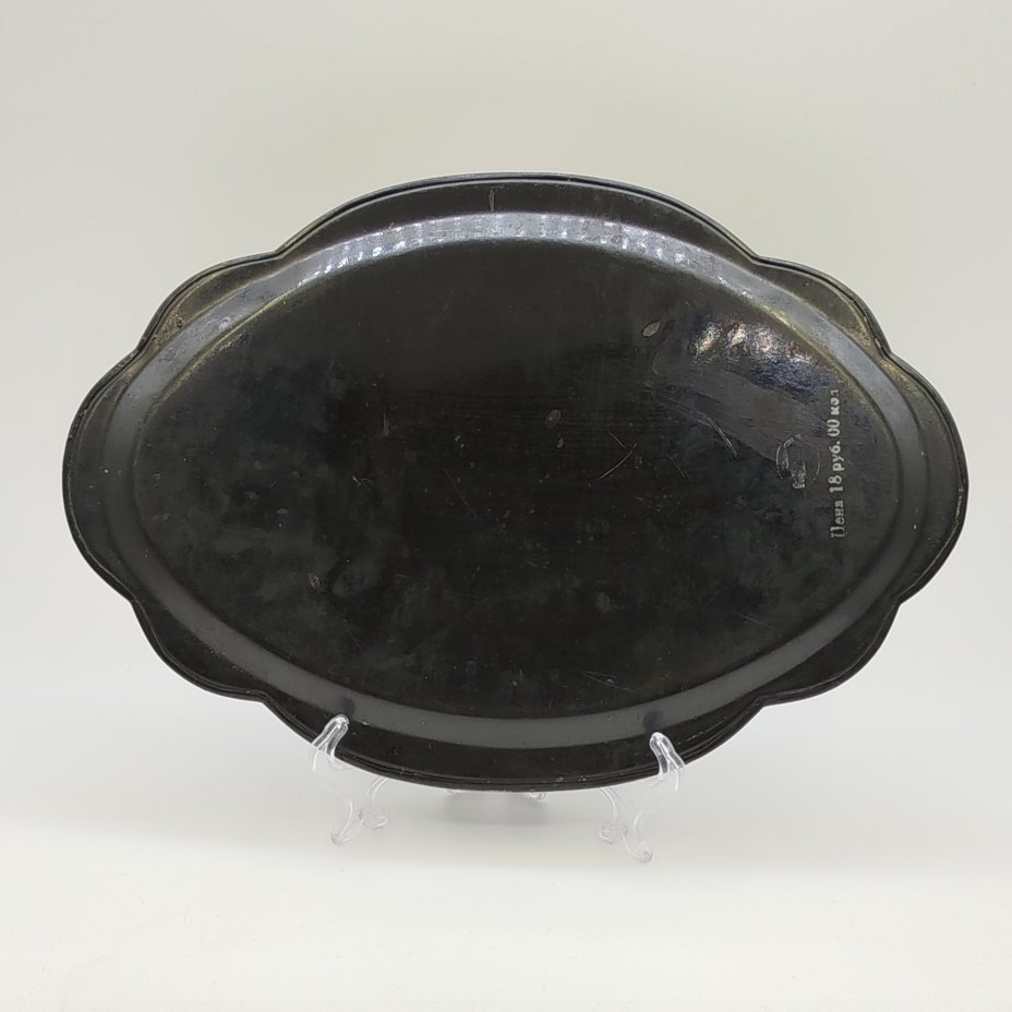 Поднос овальной формы с фигурным краем и цветочным расписным декором, жесть, роспись, лак, золочение, Жостовская фабрика декоративной росписи, СССР, 1970-1990 гг.