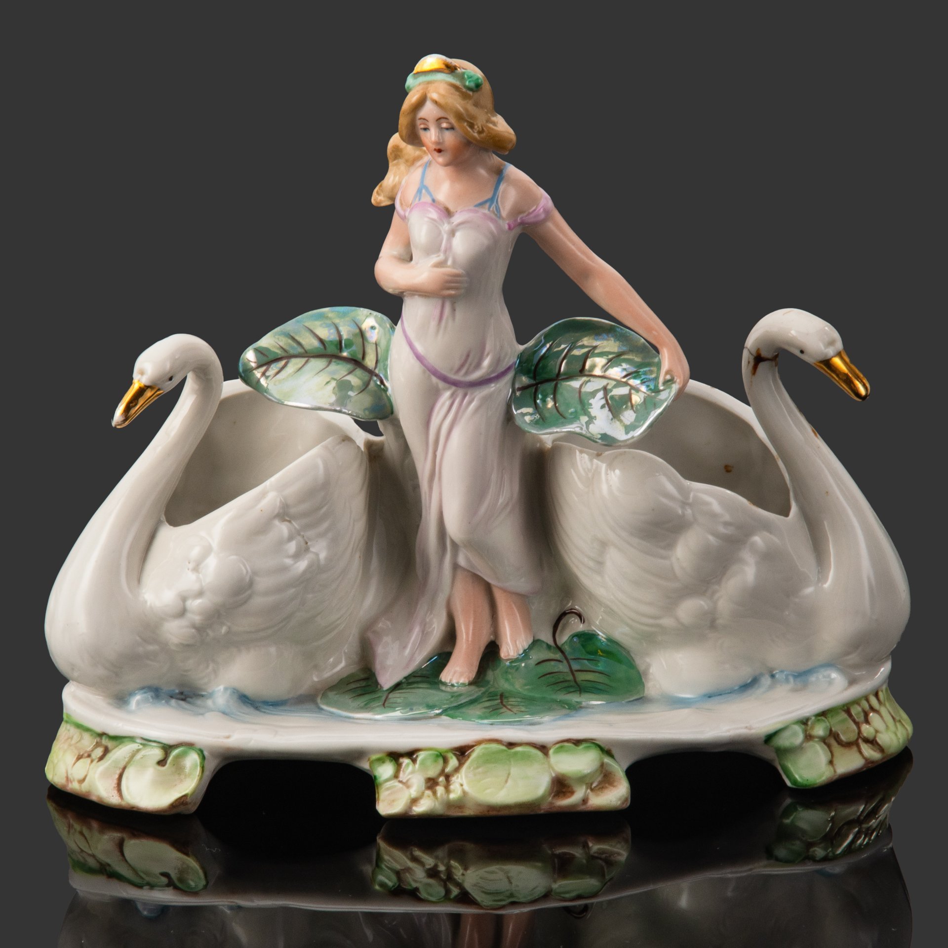 Статуэтка-салфетница "Девушка с лебедями", фарфор, роспись, люстр, золочение, Carl Schneider's Heirs, Германия, 1952-1972 гг.