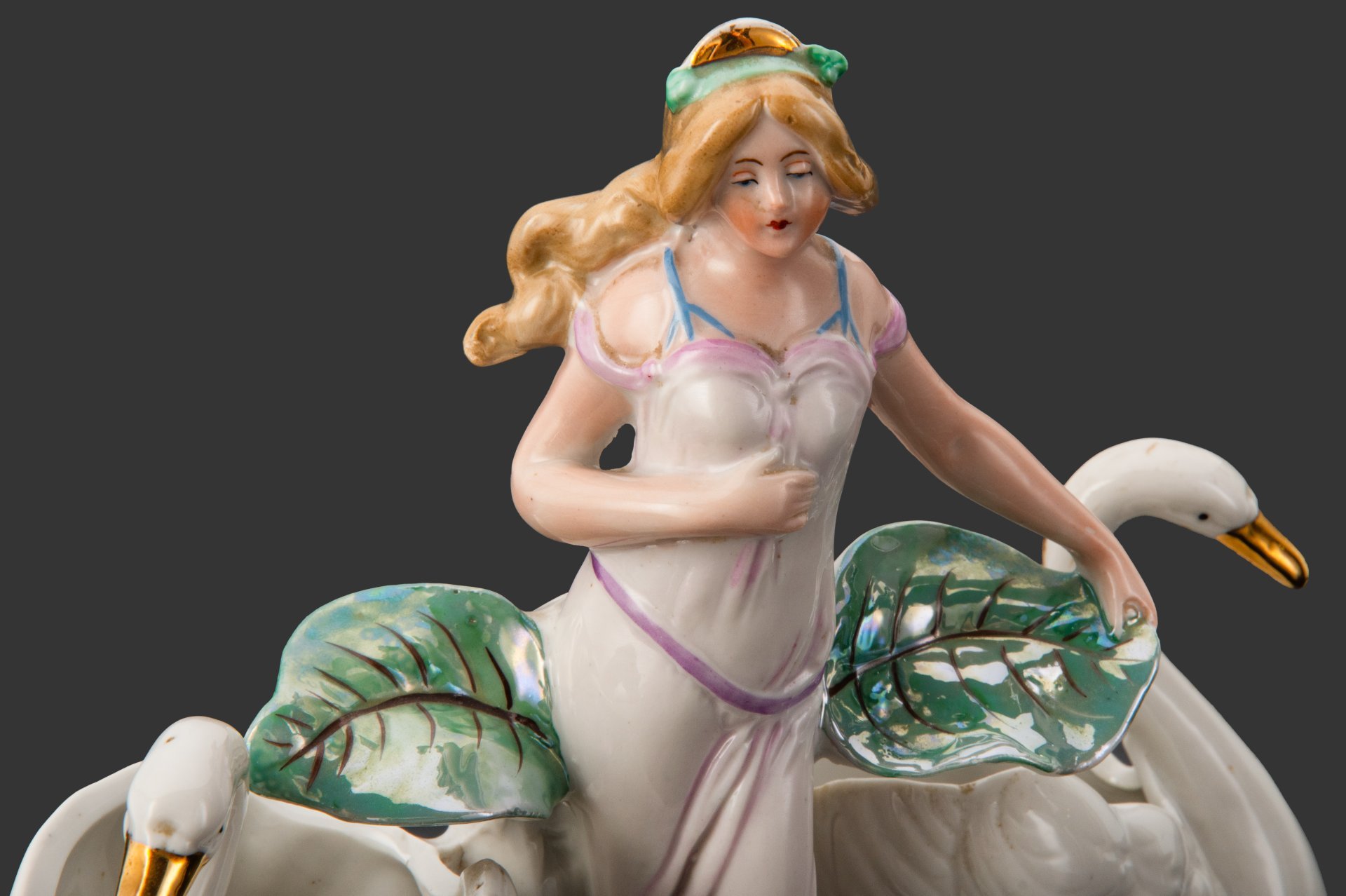 Статуэтка-салфетница "Девушка с лебедями", фарфор, роспись, люстр, золочение, Carl Schneider's Heirs, Германия, 1952-1972 гг.
