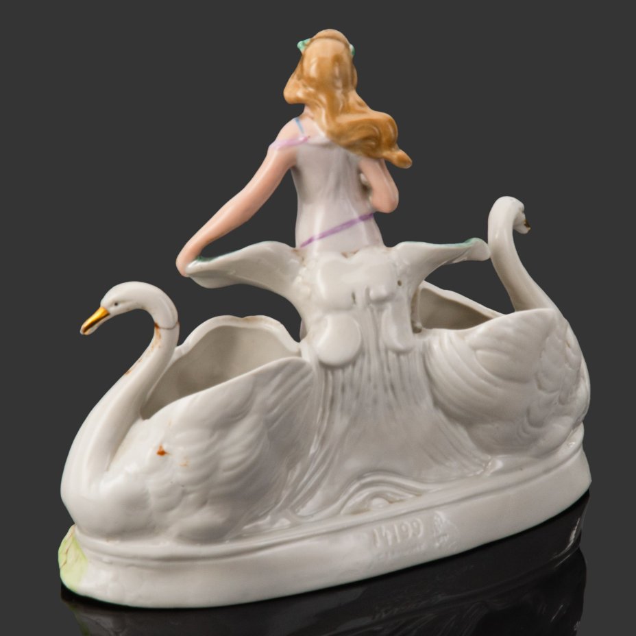 Статуэтка-салфетница "Девушка с лебедями", фарфор, роспись, люстр, золочение, Carl Schneider's Heirs, Германия, 1952-1972 гг.
