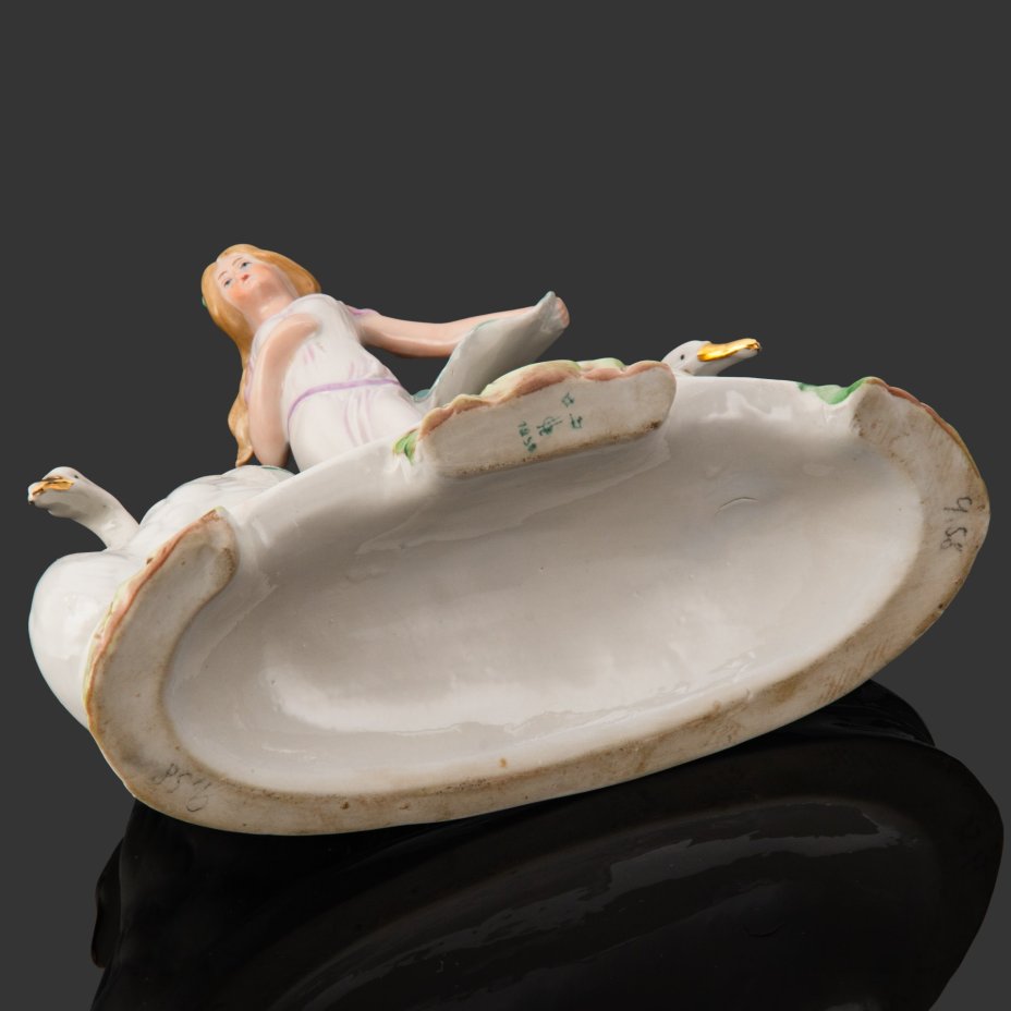 Статуэтка-салфетница "Девушка с лебедями", фарфор, роспись, люстр, золочение, Carl Schneider's Heirs, Германия, 1952-1972 гг.