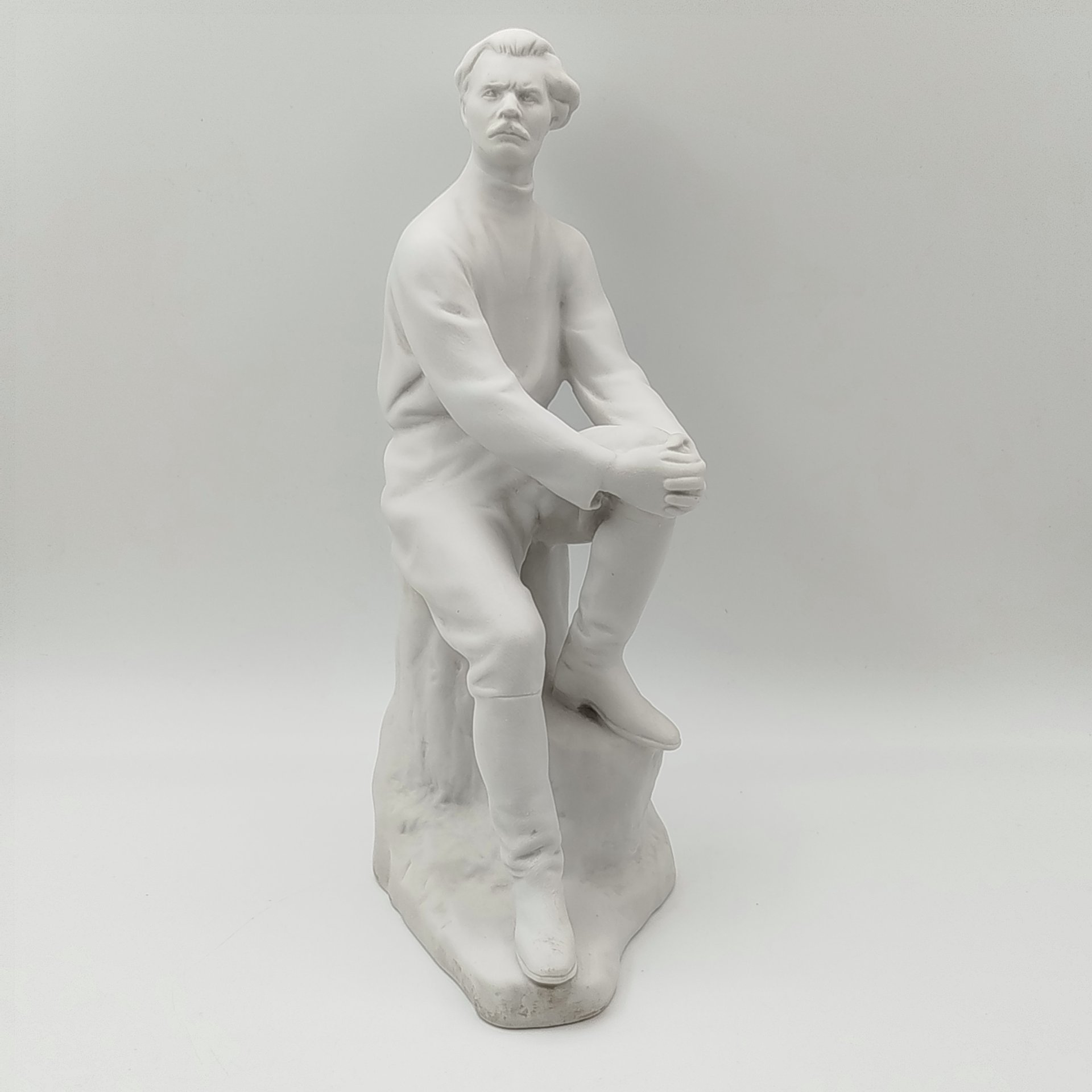 Статуэтка "Максим Горький", автор В.Г. Стамов, Ленинградский фарфоровый завод (ЛФЗ)