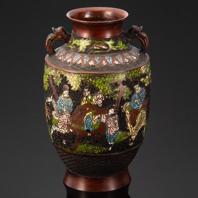 Ваза с ручками в форме драконов, украшенная изображением играющих детей и родителей, сплав металлов, Китай, 1970-1990 гг.