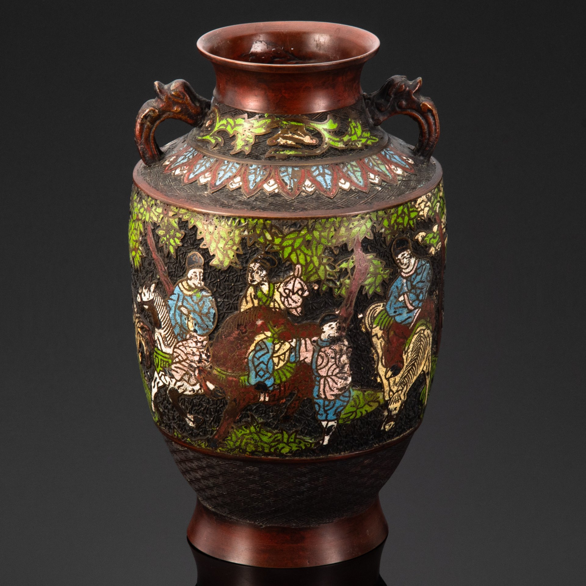 Ваза с ручками в форме драконов, украшенная изображением играющих детей и родителей, сплав металлов, Китай, 1970-1990 гг.