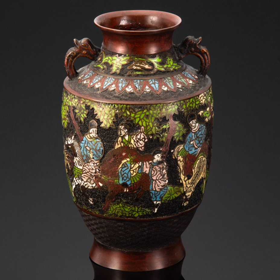 Ваза с ручками в форме драконов, украшенная изображением играющих детей и родителей, сплав металлов, Китай, 1970-1990 гг.