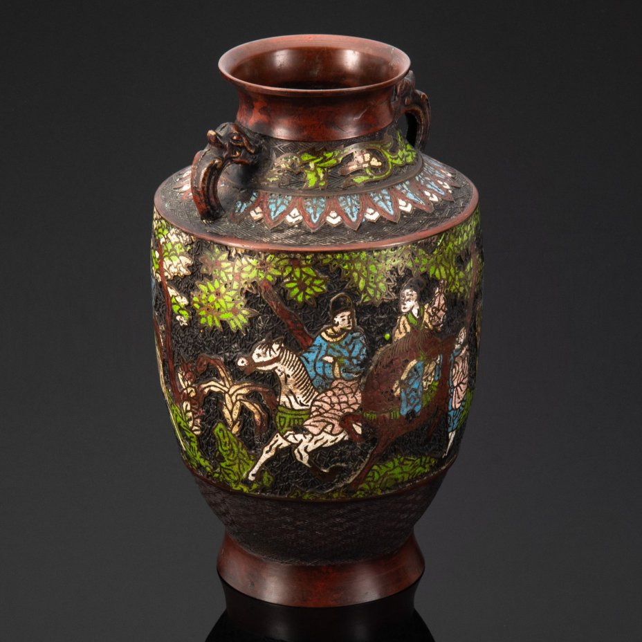 Ваза с ручками в форме драконов, украшенная изображением играющих детей и родителей, сплав металлов, Китай
