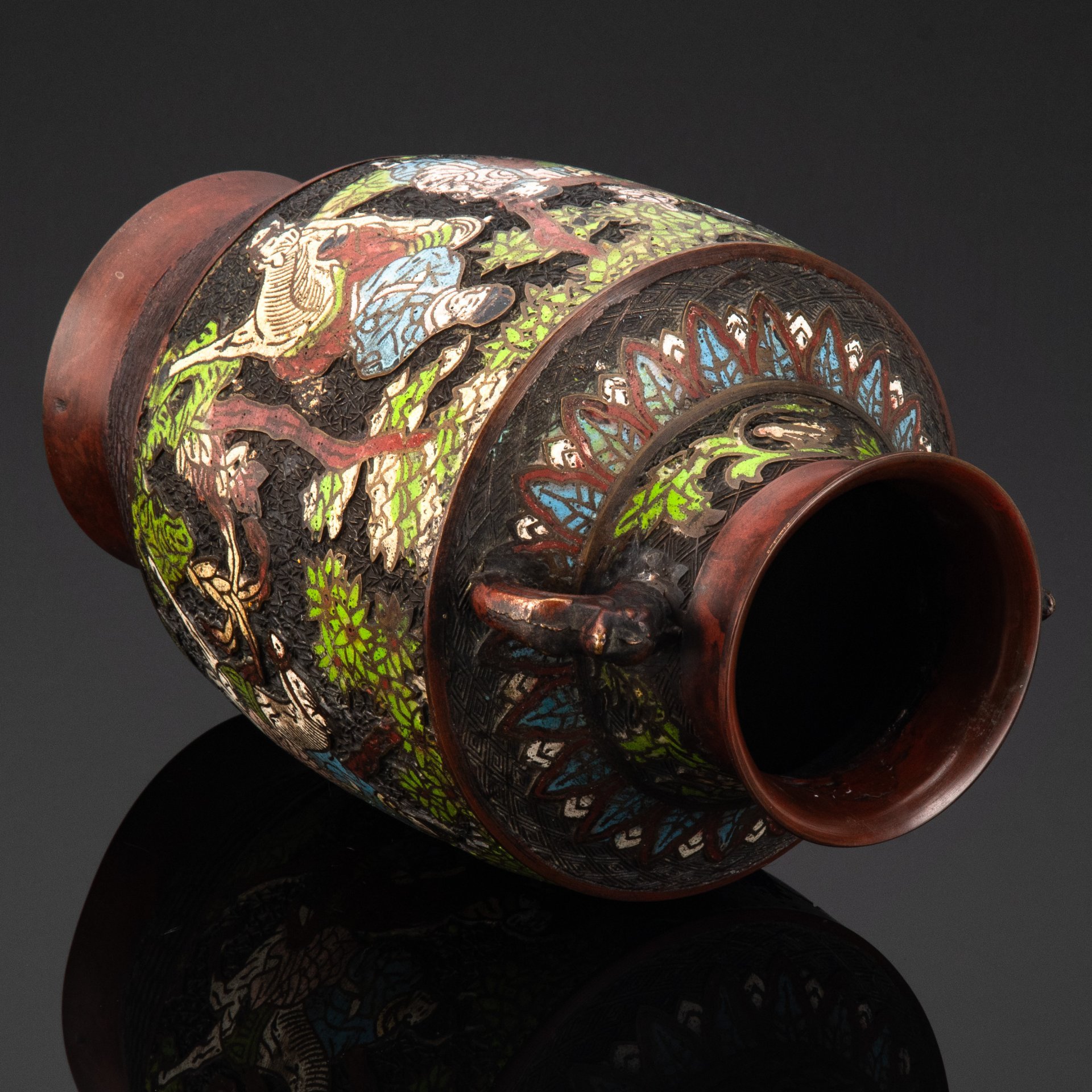 Ваза с ручками в форме драконов, украшенная изображением играющих детей и родителей, сплав металлов, Китай, 1970-1990 гг.