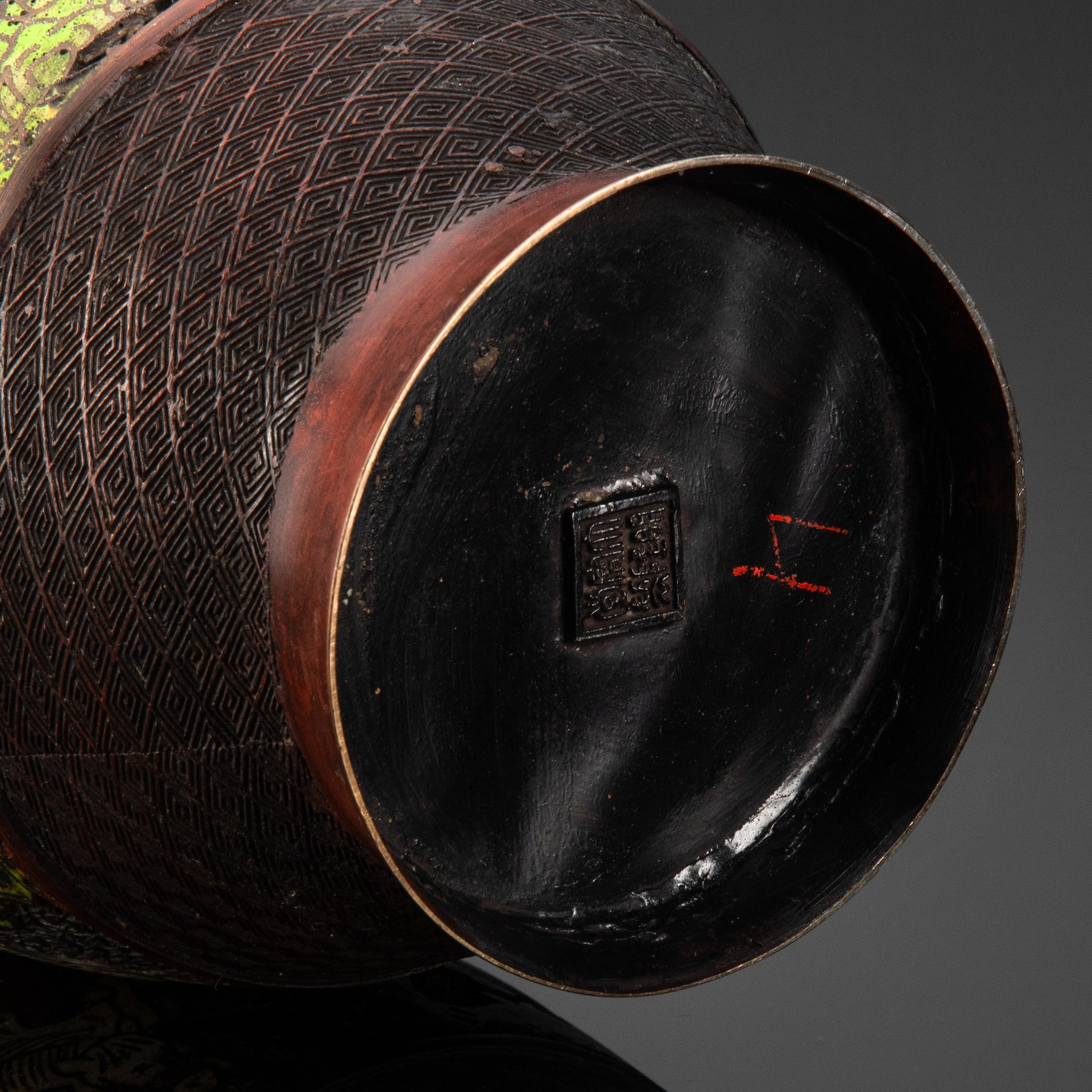 Ваза с ручками в форме драконов, украшенная изображением играющих детей и родителей, сплав металлов, Китай, 1970-1990 гг.