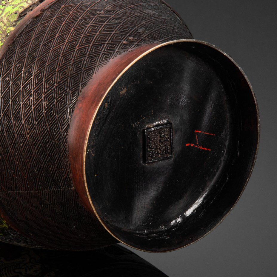 Ваза с ручками в форме драконов, украшенная изображением играющих детей и родителей, сплав металлов, Китай