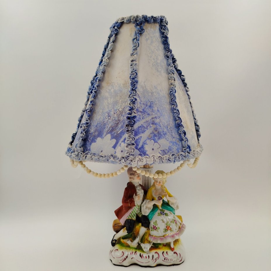 Лампа с фигурным основанием в виде сцены свидания, фарфор, текстиль, пластик, Западная Европа, 1970-1990 гг.