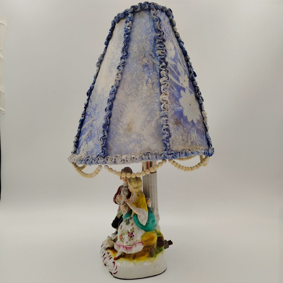 Лампа с фигурным основанием в виде сцены свидания, фарфор, текстиль, пластик, Западная Европа, 1970-1990 гг.