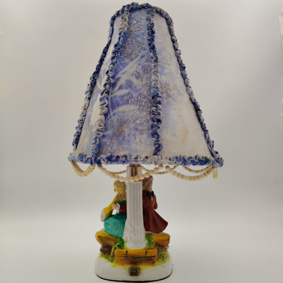 Лампа с фигурным основанием в виде сцены свидания, фарфор, текстиль, пластик, Западная Европа, 1970-1990 гг.