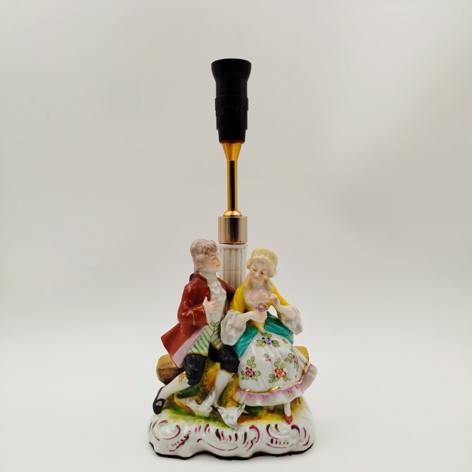 Лампа с фигурным основанием в виде сцены свидания, фарфор, текстиль, пластик, Западная Европа, 1970-1990 гг.