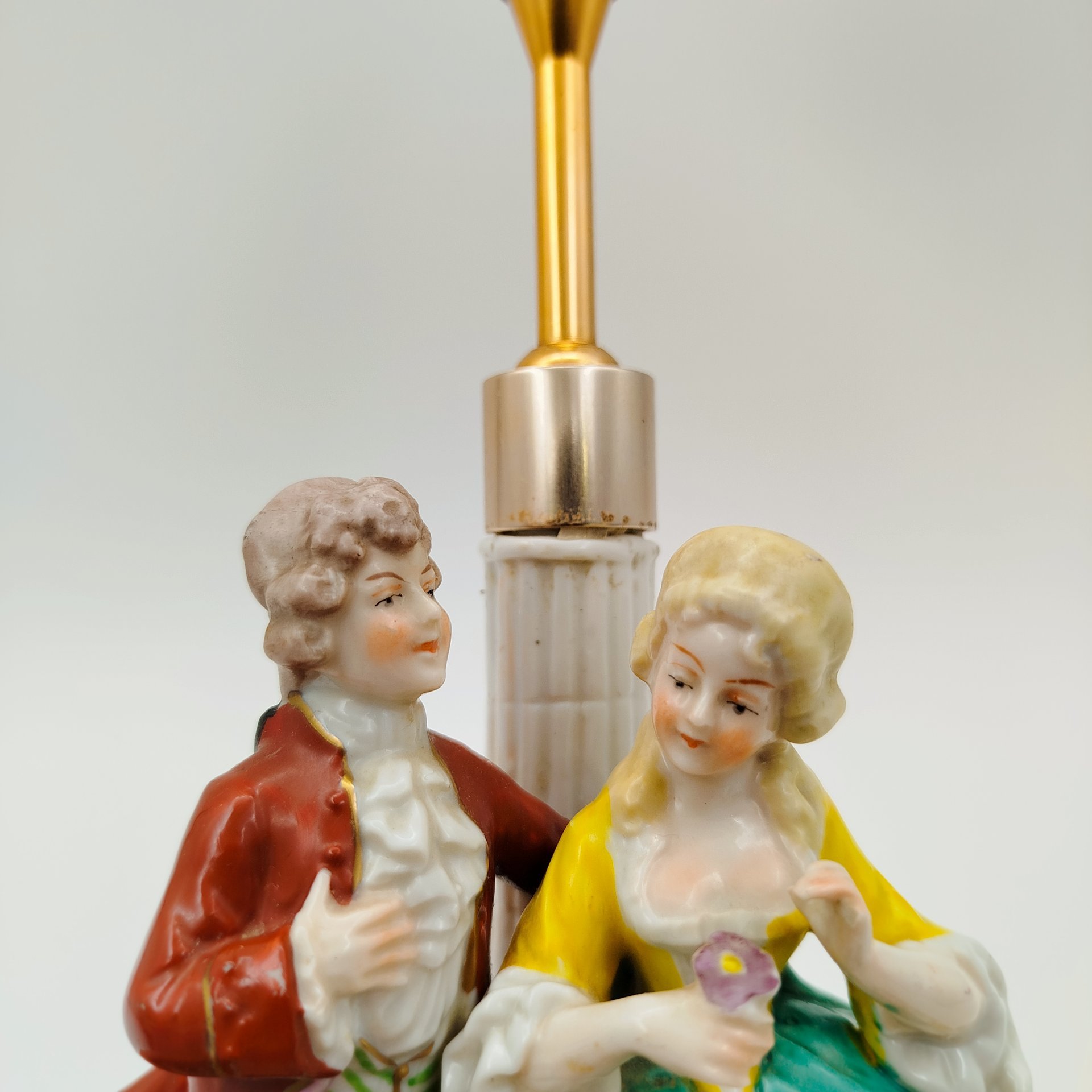 Лампа с фигурным основанием в виде сцены свидания, фарфор, текстиль, пластик, Западная Европа, 1970-1990 гг.