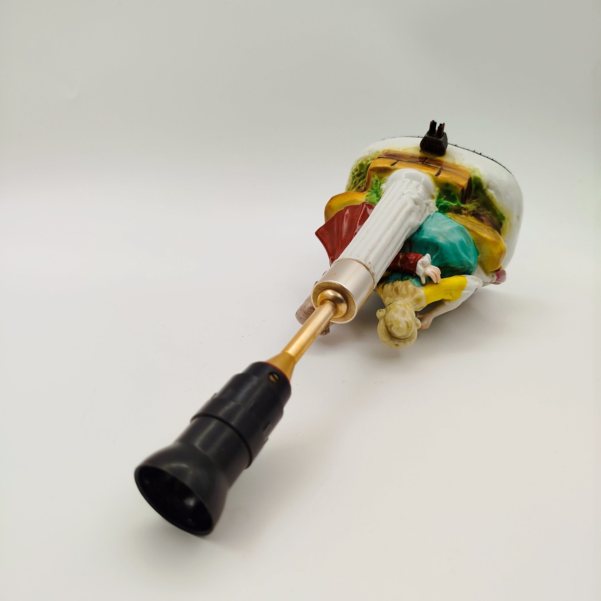 Лампа с фигурным основанием в виде сцены свидания, фарфор, текстиль, пластик, Западная Европа, 1970-1990 гг.