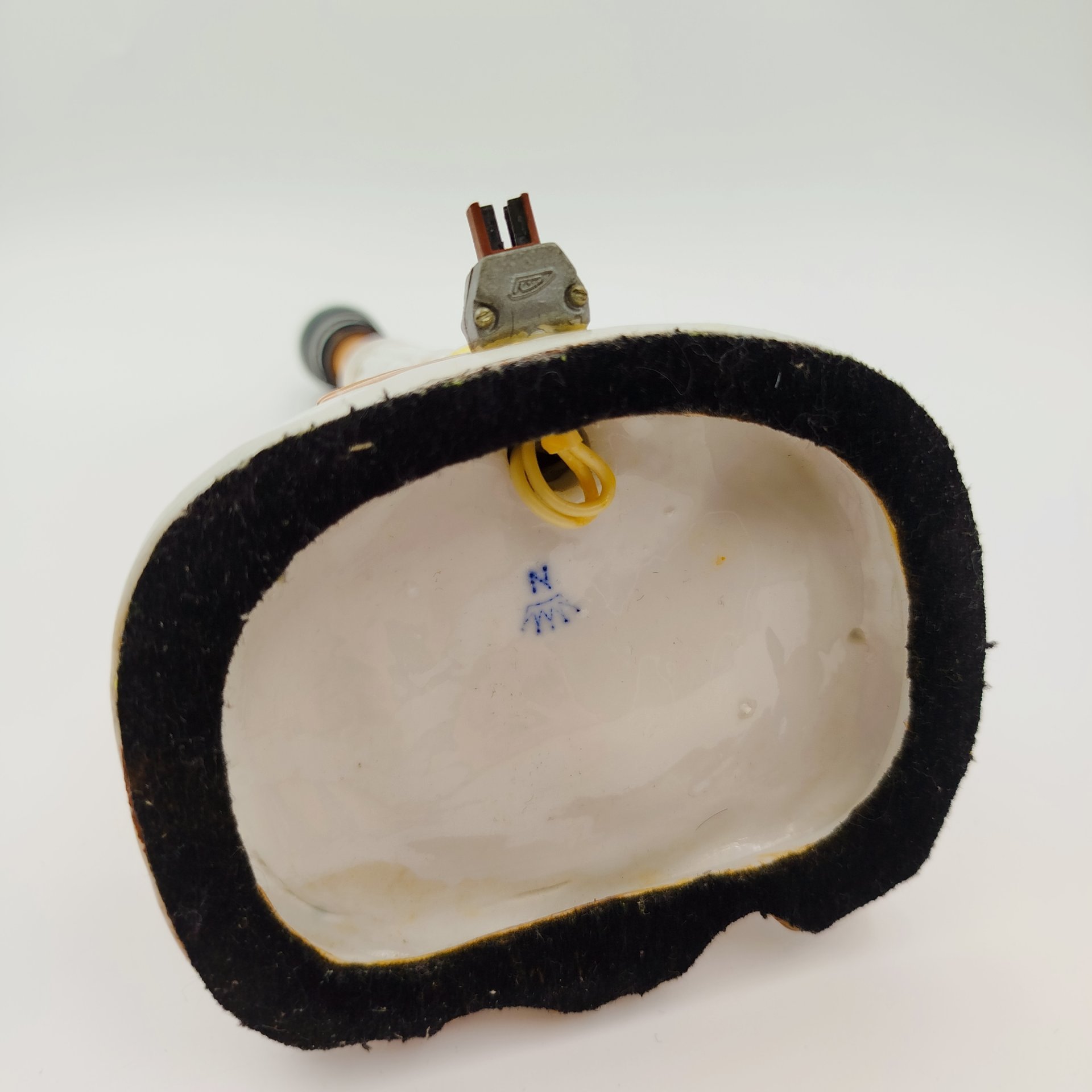 Лампа с фигурным основанием в виде сцены свидания, фарфор, текстиль, пластик, Западная Европа, 1970-1990 гг.