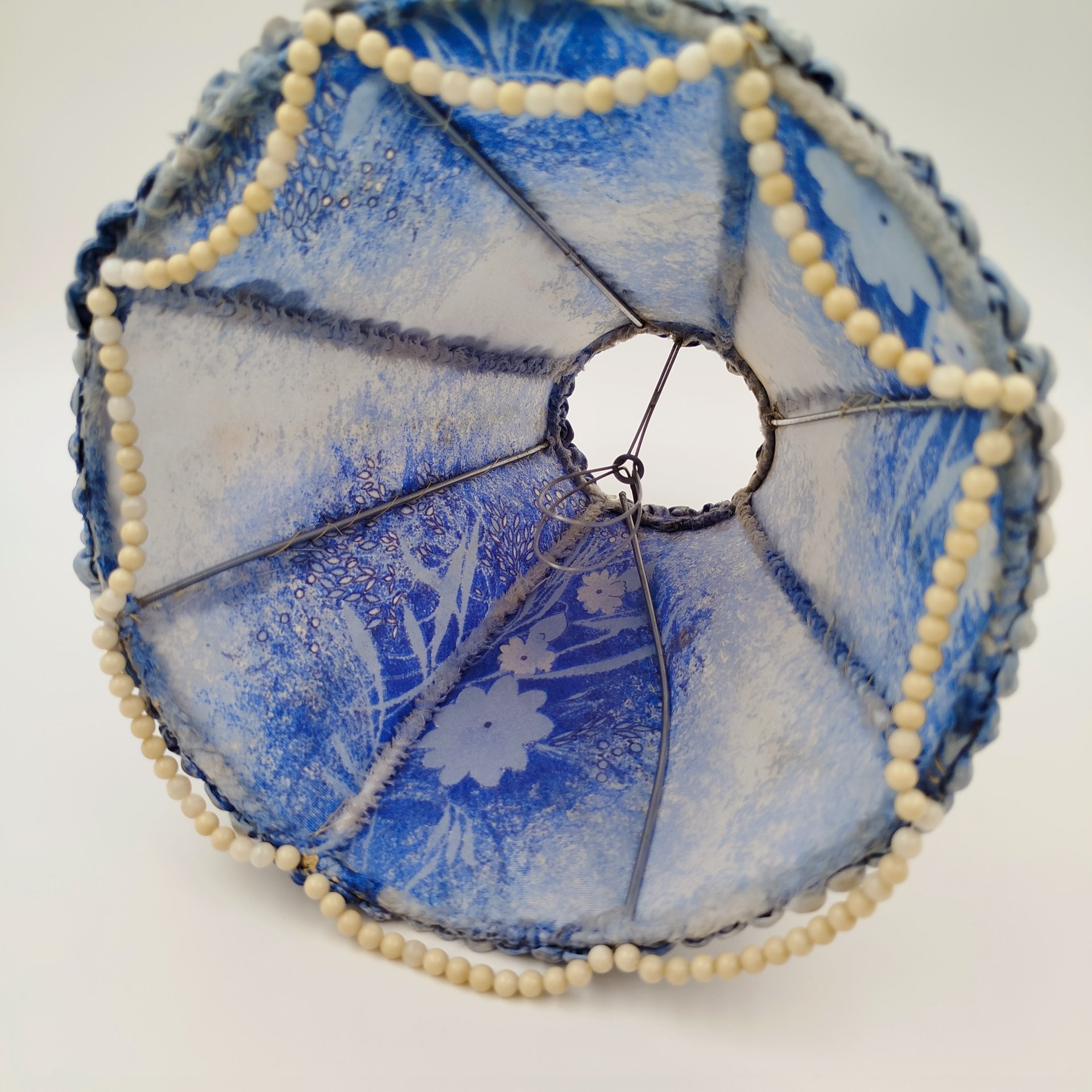 Лампа с фигурным основанием в виде сцены свидания, фарфор, текстиль, пластик, Западная Европа, 1970-1990 гг.