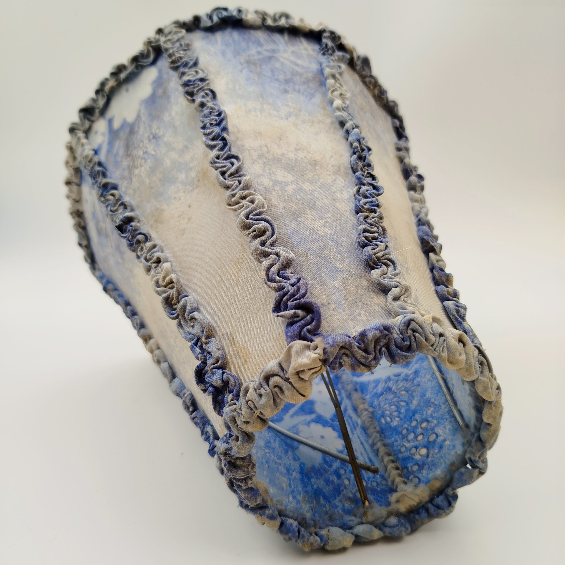 Лампа с фигурным основанием в виде сцены свидания, фарфор, текстиль, пластик, Западная Европа, 1970-1990 гг.